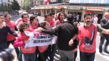 Download Video: Taksim Meydanına Girmeye Çalışan Gruba Gözaltı - 1