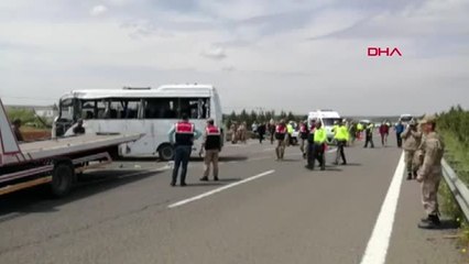 Şanlıurfa 1 Mayıs Kutlamasına Giden Sağlıkçıları Taşıyan Midibüs Devrildi-4