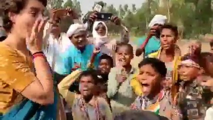 'चौकीदार चोर है' के नारे लगाते-लगाते कुछ ऐसा कह गए बच्चे, प्रियंका ने मुंह पर रख लिया हाथ