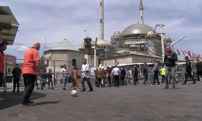 Taksim Meydanı kapatılınca esnaf top oynadı