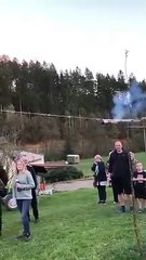 Ils déclenchent un énorme feu en propulsant une fusée de feu d'artifice à l'aide d'une tyrolienne