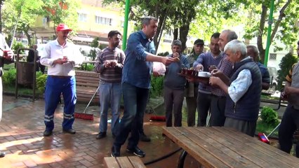 1 Mayıs - Belediye başkanı işçilerle  temizlik yaptı - GAZİANTEP