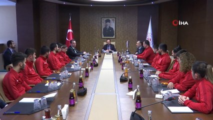 Bakan Kasapoğlu, milli karatecilerle bir araya geldi