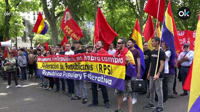 Manifestantes cargan contra los sindicatos.