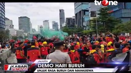 Massa Buruh Bersitegang dengan Aparat