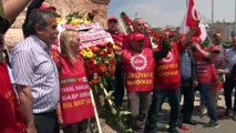 Nakliyat-İş Sendikası Taksim Cumhuriyet Anıtı’na çelenk bıraktı