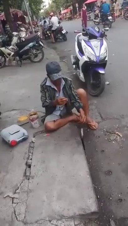 Fishing in the gutter gets a lot of fish .. !! Crazy ... !!
