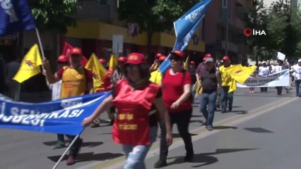 İnşaat işçisi, bayramı kutlayanları izlemekle yetindi