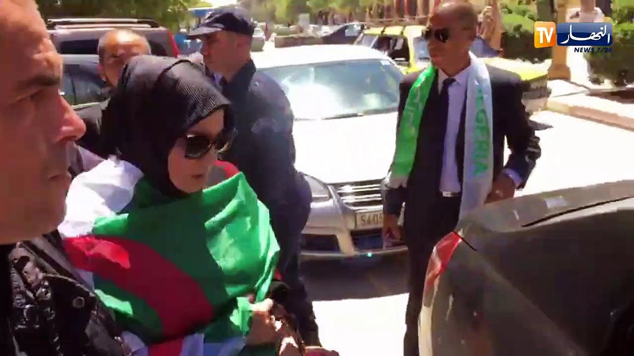 شاهد.. مواطنون من الجلفة يطردون "نعيمة صالحي" من المسيرة ويطاردون سيارتها بـ "نعيمة_ديڤاج"