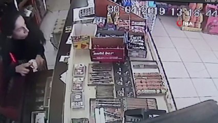Market sahibinin dükkanı 1 dakika boş bırakması yetti... Hırsızlık anları kameraya yansıdı