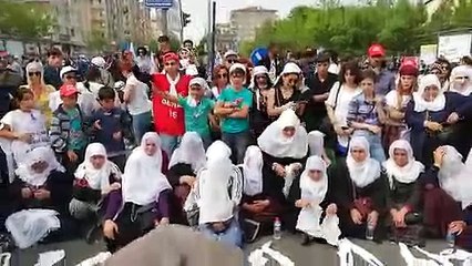 Barış Anneleri İnisiyatifi; çocukları açlık grevinde olan anneler; tülbent yasağını böyle protesto etti