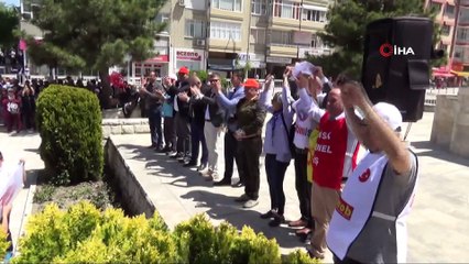 İş başındaki belediye temizlik işçileri işçi bayramı kutlamalarını uzaktan seyretti