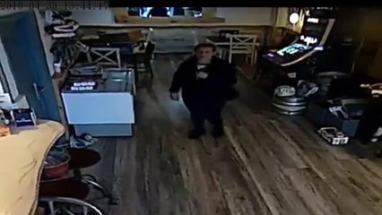 Una mujer roba de un bolso el dinero para pagar el alquiler de un bar