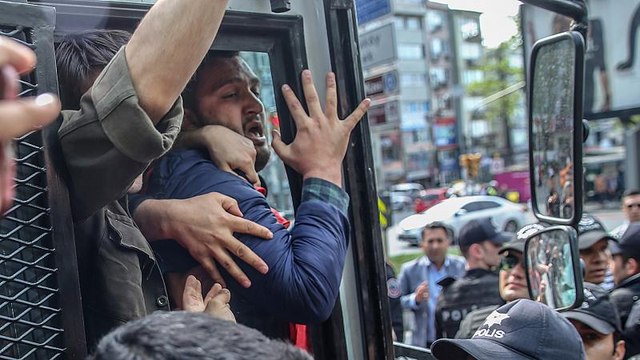 İstanbul'da 1 Mayıs gösterileri için Taksim'e çıkmak isteyenlere polis müdahalesi: En az 137 gözaltı