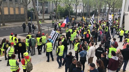 Les Gilets jaunes devant le commissariat de Lorient