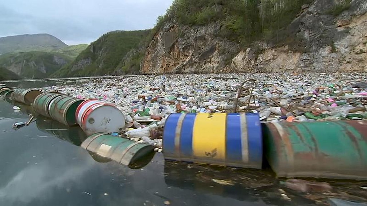 Man sieht den Fluss vor Müll nicht mehr