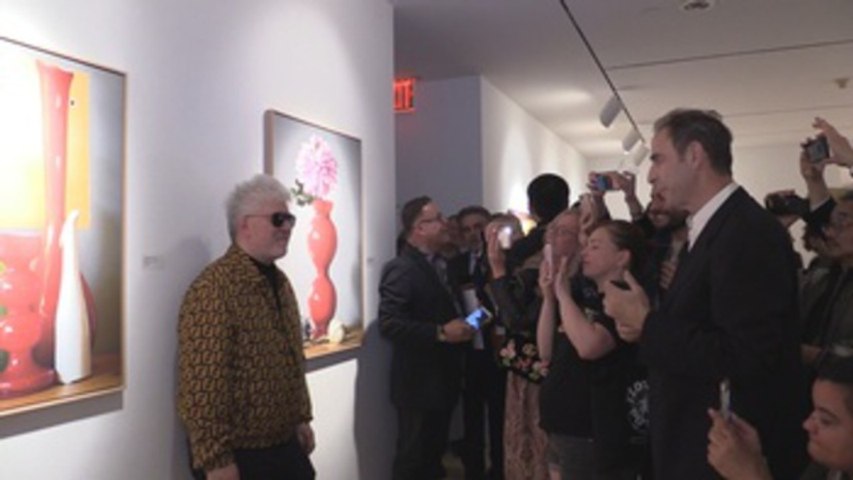 Almodóvar revive la emoción del debut con su muestra de fotos en Nueva York