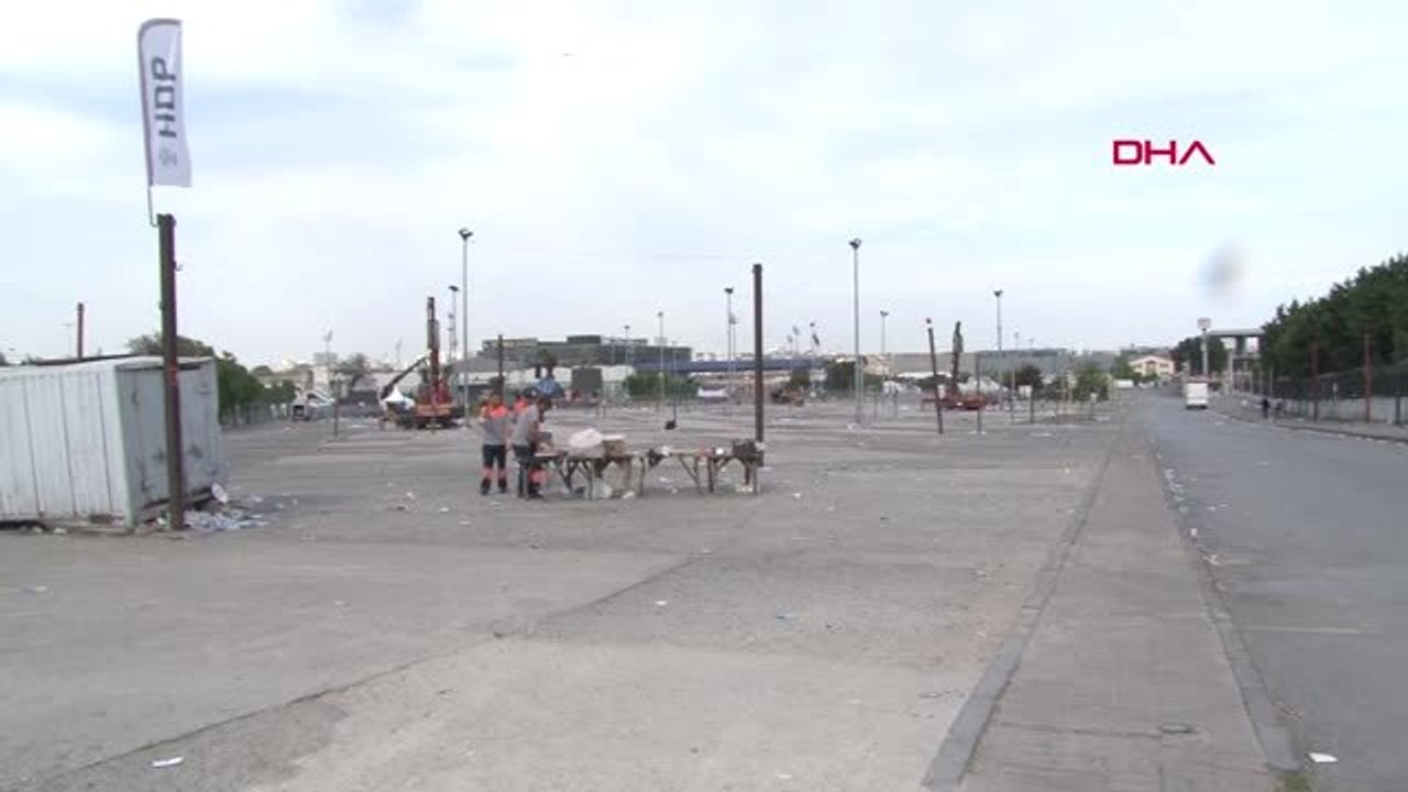 Bakırköy'de Kutlamalar Bitti Alanda Temizlik Yapılıyor