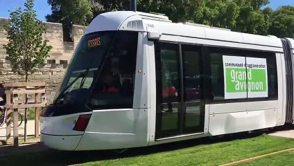 Le tram passe pour la première fois devant les remparts