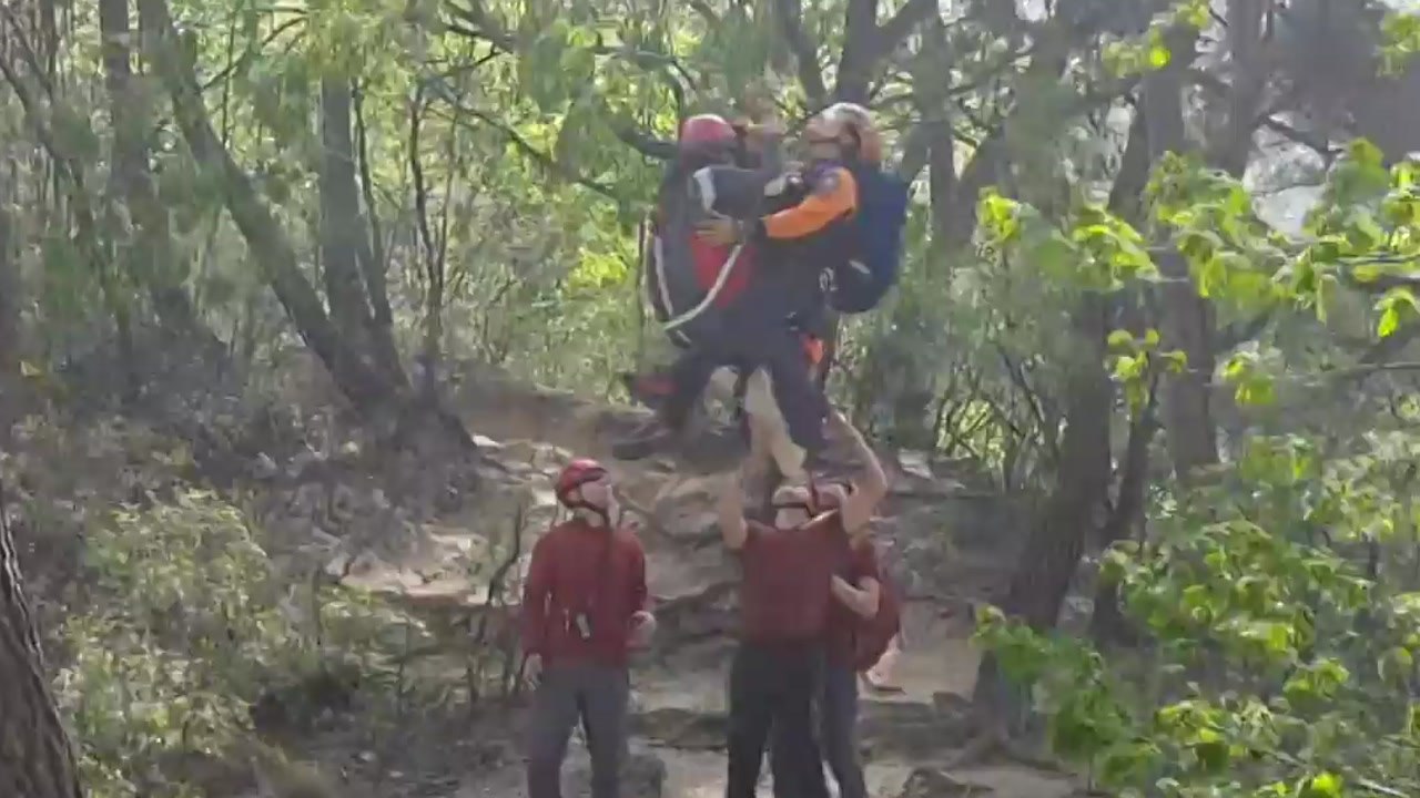 북한산 60대 女 등반객 부상...헬기로 구조 / YTN