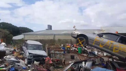 Ce cascadeur saute une pile de déchets avec sa voiture... Fou