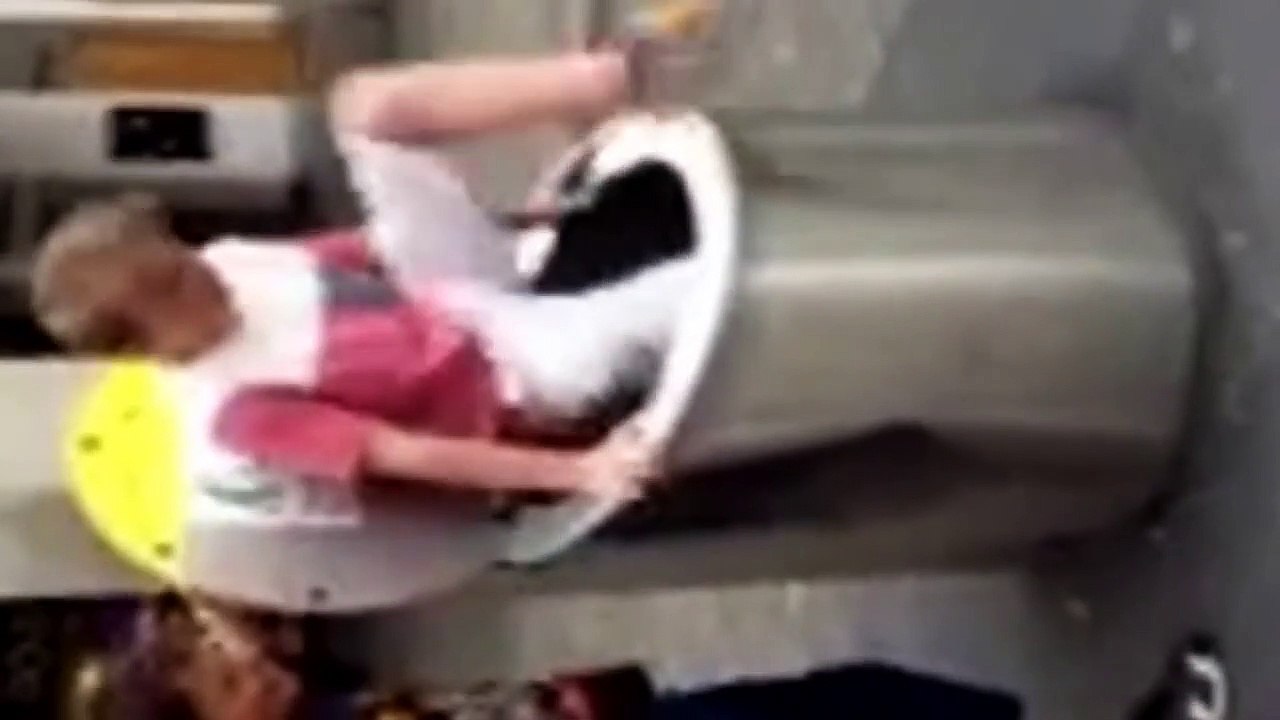 Un gamin veut se cacher dans une poubelle mais il n'a pas vu qu'elle a un double fond...