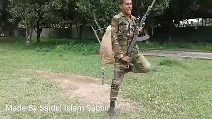 Des militaire très bizarres s’entraînent à la baïonnette