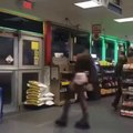 Un client très louche dans un magasin