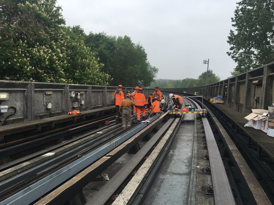 Lille : à bord du train de chantier d'Ilévia, qui a mené ces traditionnels travaux du 1er mai, ce mercredi