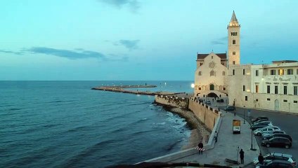 Trani: le straordinarie immagini aeree della balestra gigante di Leonardo 500 anni dopo