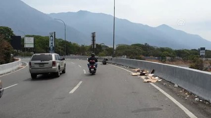 Venezuela'da Muhalifler La Carlota Hava Üssü Çevresinde Toplanıyor