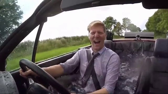 مغامر يقود دراجة كهربائية بثلاث عجلات على حلبة فورمولا إي بروما