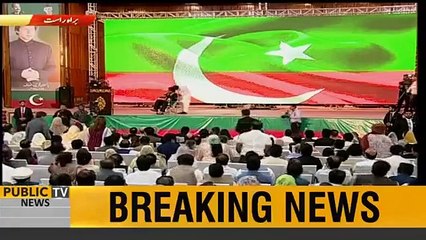 PM Khan walks over to the stage to meet Attaullah Khan Esakhelvi
