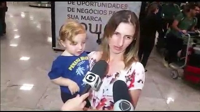 Mãe e o filho Ravi quando desembarcaram no Aeroporto de Vitória