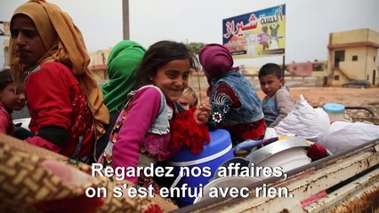 Des Syriens fuient les bombardements du régime sur nord du pays