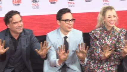 Las estrellas de "The Big Bang Theory" inmortalizan sus huellas en Hollywood