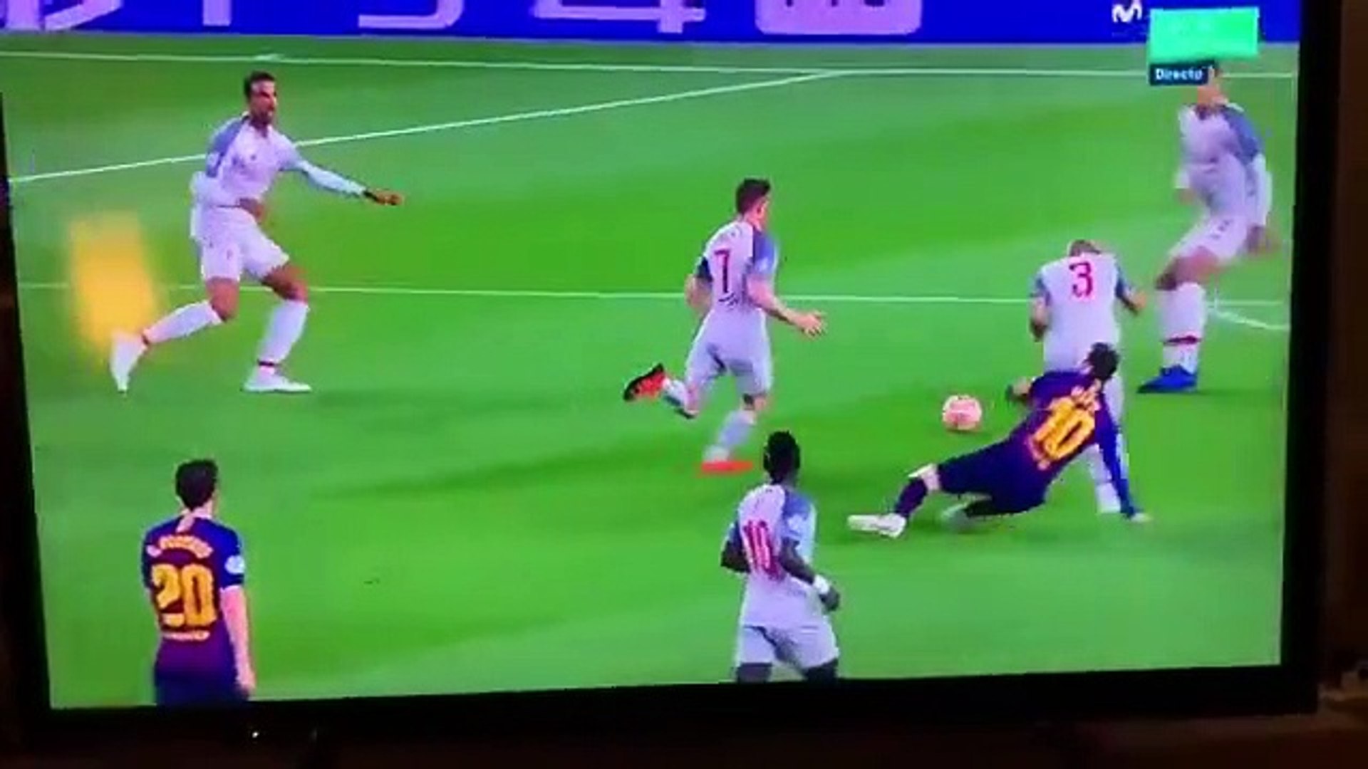 Messi punch on Fabinho! - video Dailymotion