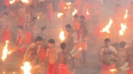 Ils se balancent des torches enflammées pour apaiser une déesse