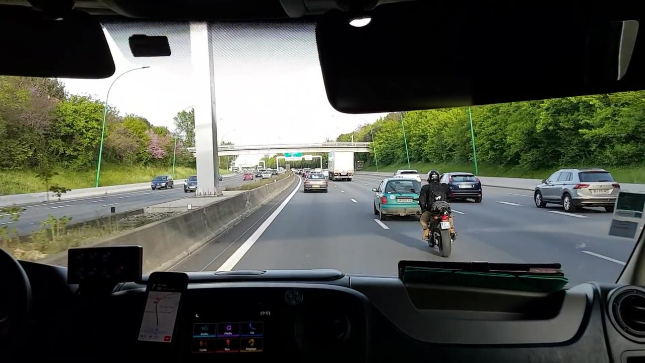 Un bon motard escorte le samu au milieu des bouchons