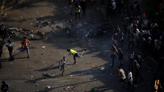 Βενεζουέλα: Νεαρή γυναίκα νεκρή στις διαδηλώσεις - Σε γενική απεργία καλεί ο Γκουαϊδό