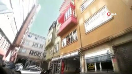 Seyir halindeki motosikletlinin başına halı düştü... O anlar kamerada