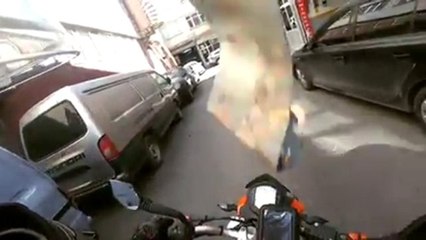 Başına Halı Düşen Motosikletli Neye Uğradığına Şaşırdı
