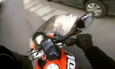 Seyir halinde olan motosikletlinin başına halı düştü