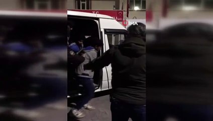 Polisleri şaşkına çeviren görüntü... Koltukları sökülen minibüsten 50 kaçak göçmen çıktı