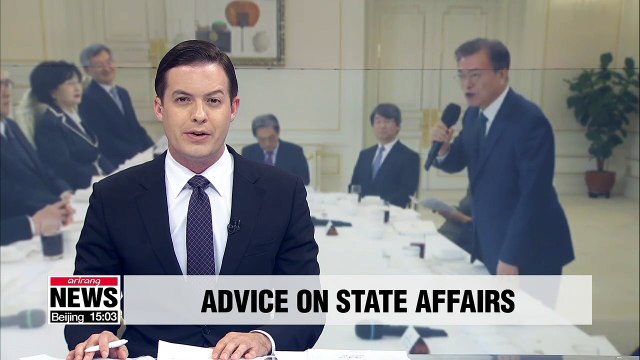 President Moon gathers former gov't officials, experts for advice on social issues