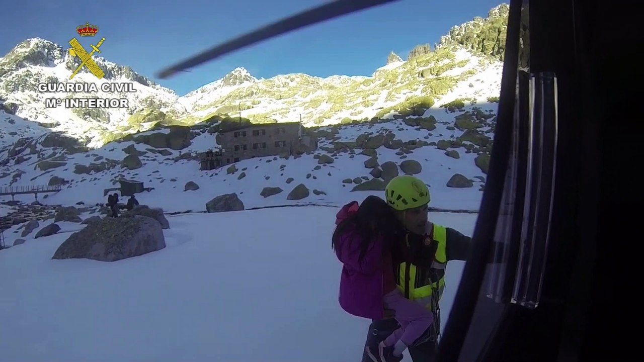 Rescatados 5 menores y 3 adultos con "Ceguera de las Nieves" en la Sierra de Gredos