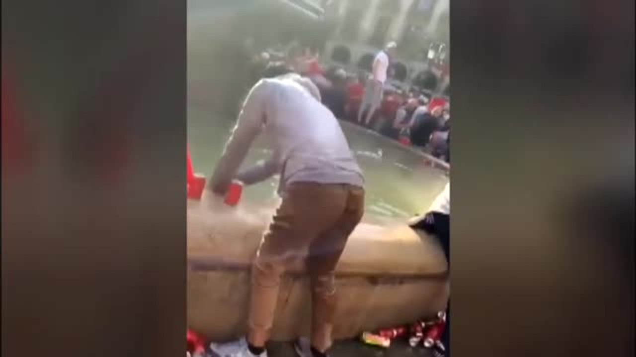 Hinchas del Liverpool tiran a un vendedor ambulante a una fuente en Barcelona