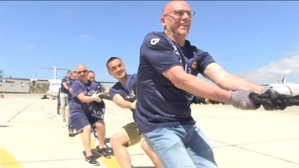 20 'forzudos' desplazan a pulso un Boeing 757 en Malta