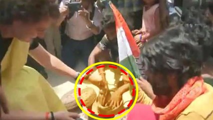 Priyanka Gandhi Vadra plays with Snakes in Rae Bareily election Campaign | Oneindia News