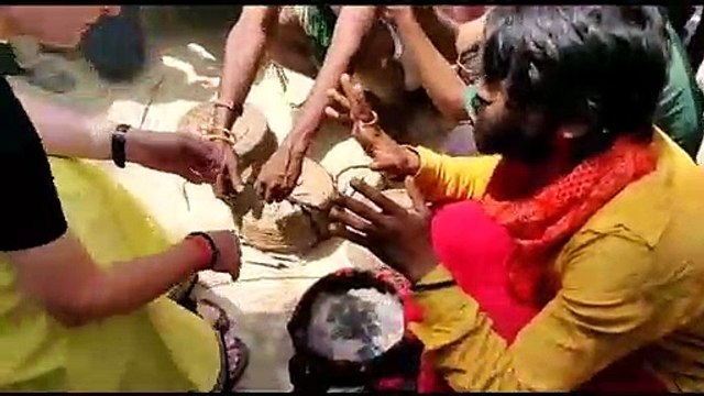 Priyanka Gandhi meets snake charmers, रायबरेली में सांप के साथ खेलती दिखीं प्रियंका गांधी, Raebareli